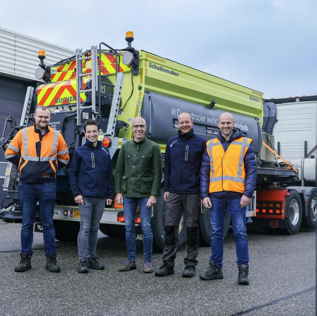 Rijkswaterstaat test elektrische strooimachine van Schuitemaker